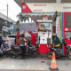 Stasiun pengisian bahan bakar umum Pertamina melayani pelanggan yang mengisi BBM jenis Pertamax