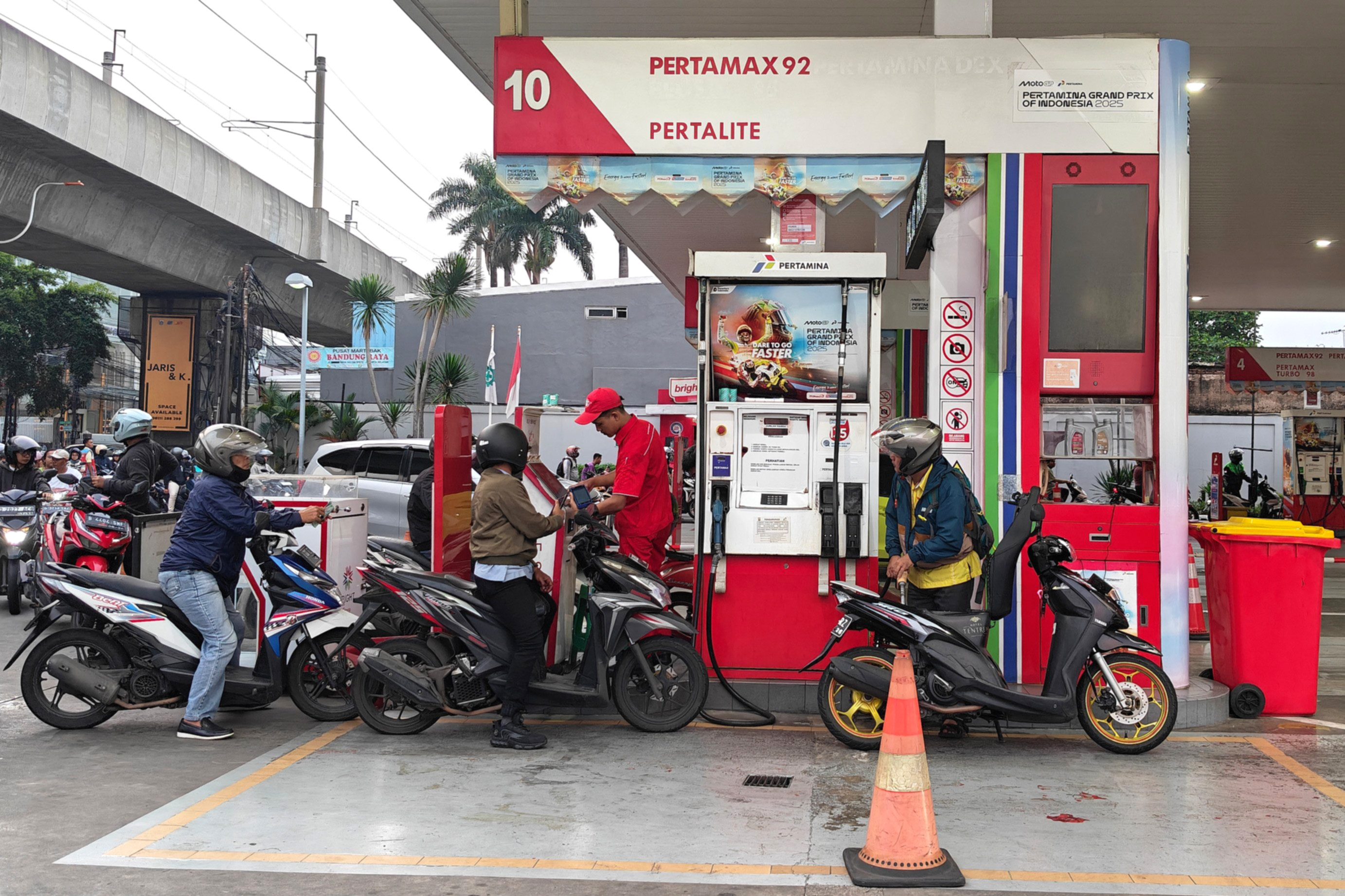 Stasiun pengisian bahan bakar umum Pertamina melayani pelanggan yang mengisi BBM jenis Pertamax