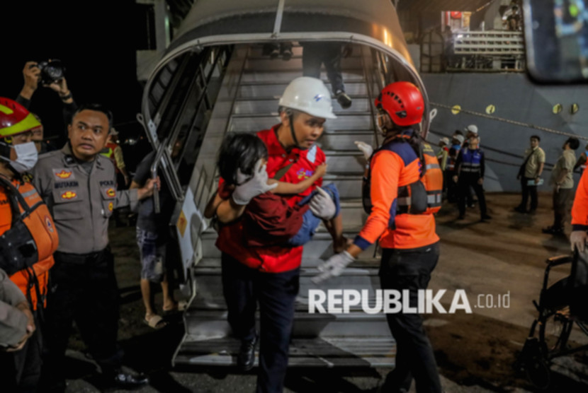 Menteri Perhubungan Dudy Purwagandhi memberikan keterangan terkait investigasi kebakaran KMP Mutiara Sentosa II.