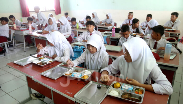 Survei IPO: 63 Persen Publik Tidak Puas Pelaksanaan Program MBG