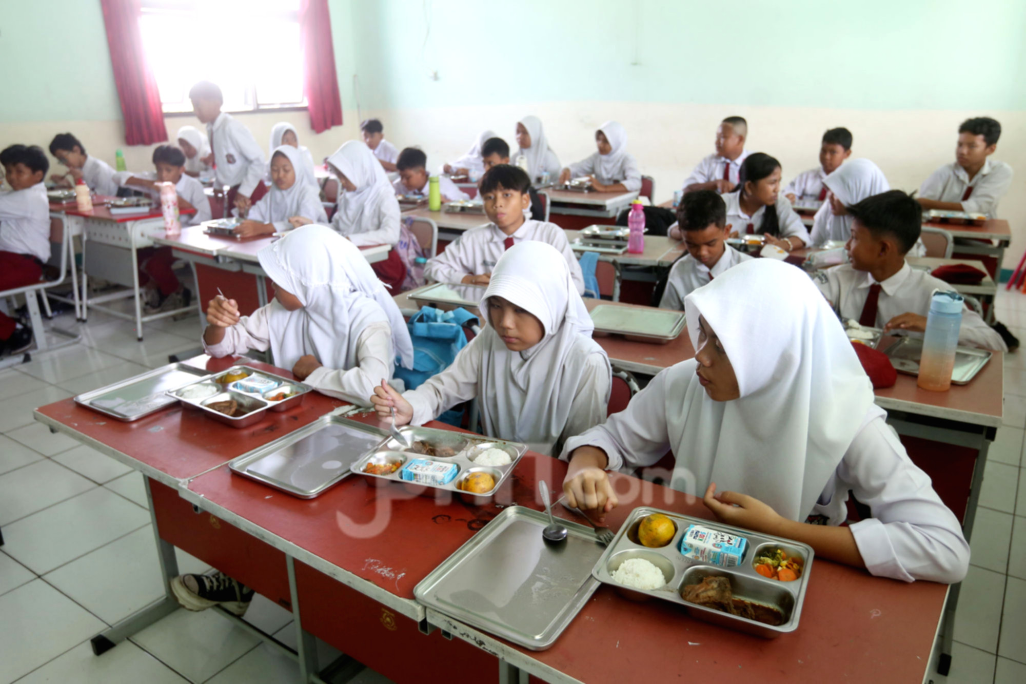 Direktur Eksekutif IPO Dedi Kurnia Syah memaparkan hasil survei evaluasi kebijakan publik di Jakarta.