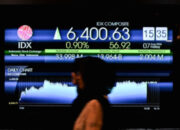 Grafik pergerakan Indeks Harga Saham Gabungan di layar monitor bursa efek