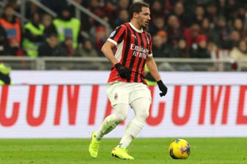 Ismael Bennacer saat mengenakan seragam AC Milan di lapangan pertandingan