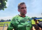 Pelatih Persib Bandung Igor Tolic memberikan keterangan di pinggir lapangan