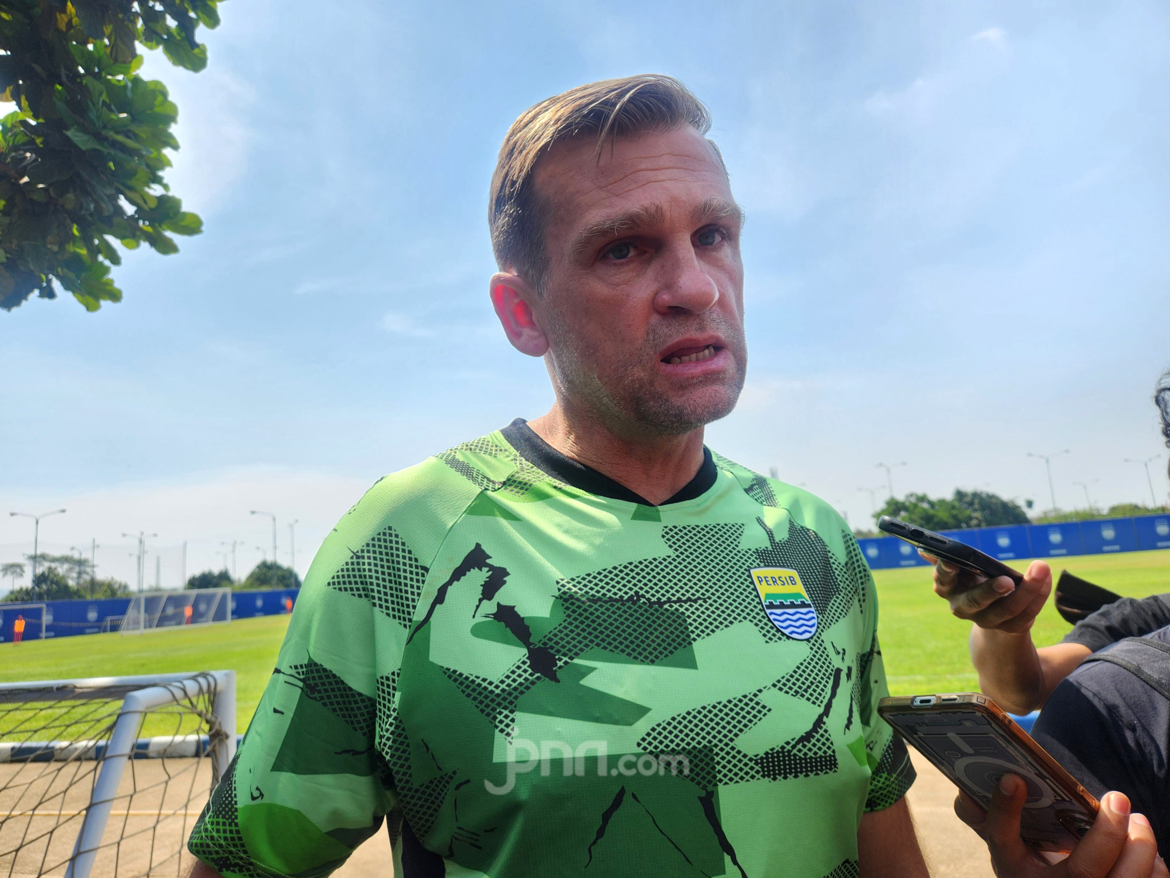 Pelatih Persib Bandung Igor Tolic memberikan keterangan di pinggir lapangan