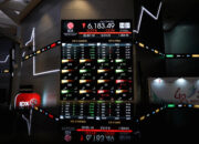 Tampilan layar pergerakan grafik Indeks Harga Saham Gabungan di Bursa Efek Indonesia.