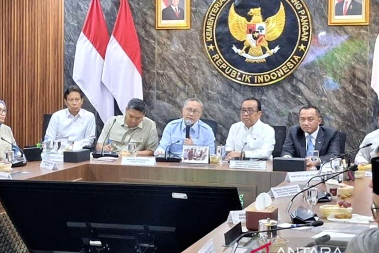 Menteri Sekretaris Negara Prasetyo Hadi memberikan keterangan pers terkait isu pergantian Kapolri di Jakarta.
