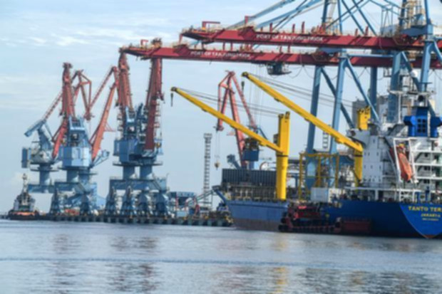 Kapal-kapal pengangkut komoditas mineral bersandar di Pelabuhan Dwikora, Kalimantan Barat.
