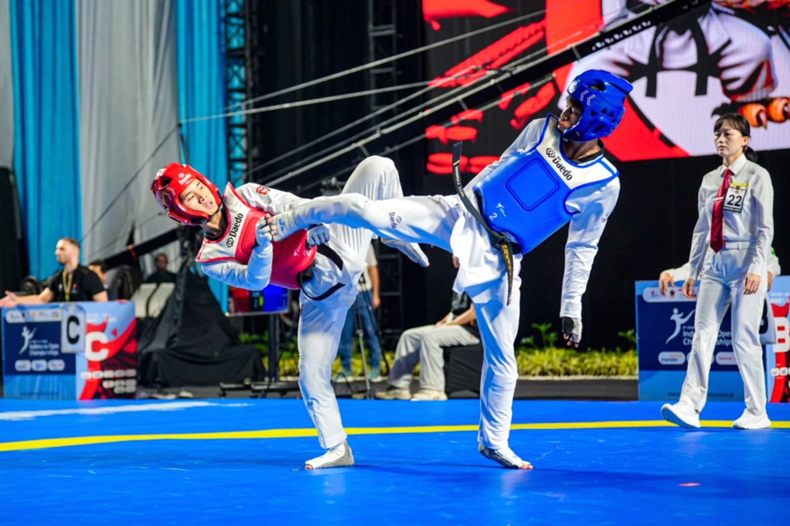 Atlet taekwondo Indonesia merayakan kemenangan sebagai juara umum di 8th Asian Taekwondo Open Championships 2026