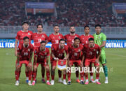Pelatih timnas Indonesia John Herdman memberikan instruksi kepada pemain dalam sesi latihan