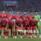 Pelatih timnas Indonesia John Herdman memberikan instruksi kepada pemain dalam sesi latihan