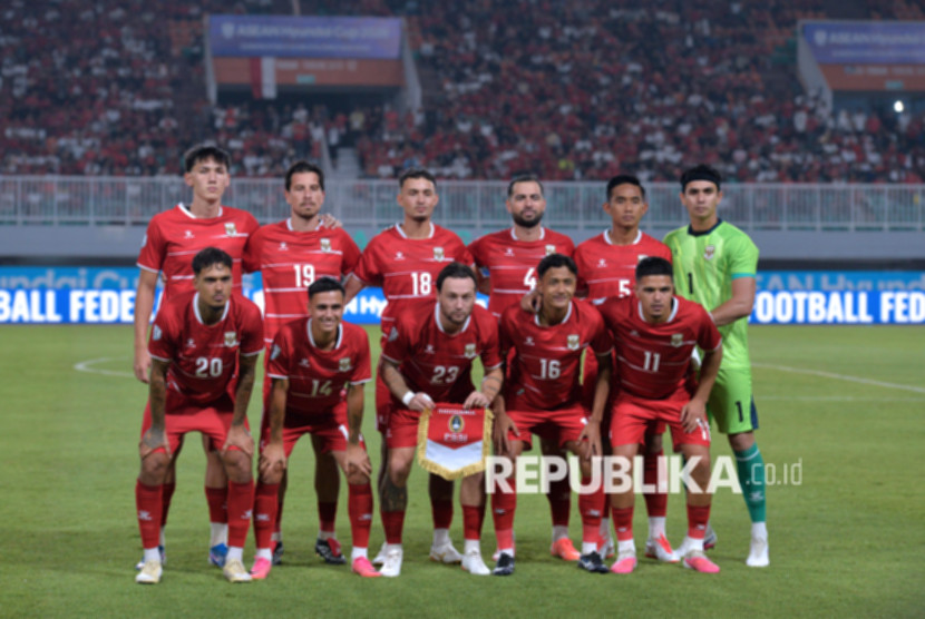 Pelatih timnas Indonesia John Herdman memberikan instruksi kepada pemain dalam sesi latihan