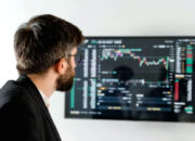 Layar monitor menampilkan grafik pergerakan saham dan data transaksi di Bursa Efek Indonesia