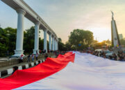 Ribuan warga Kota Bogor membentangkan bendera merah putih sepanjang 500 meter dalam Festival Merah Putih ke-11.