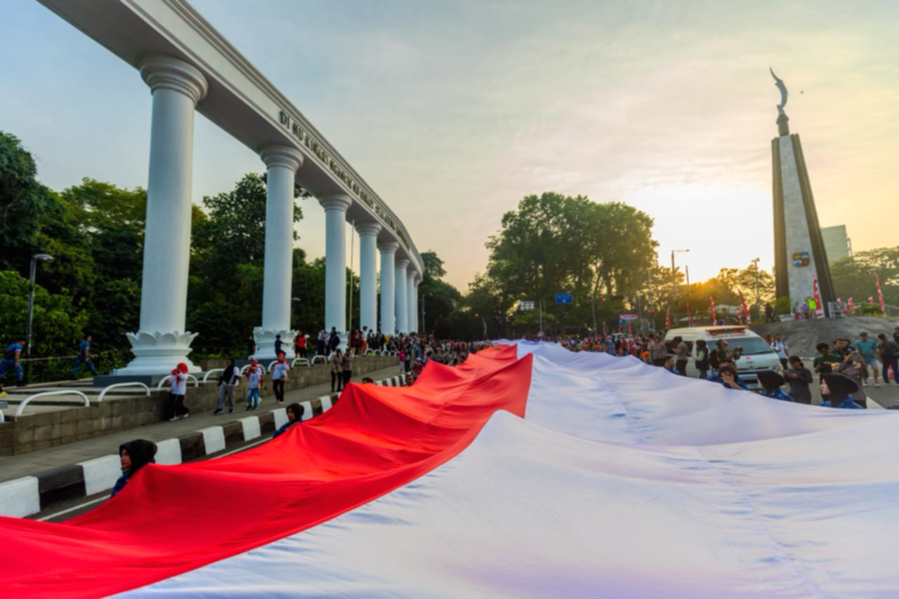 Ribuan warga Kota Bogor membentangkan bendera merah putih sepanjang 500 meter dalam Festival Merah Putih ke-11.
