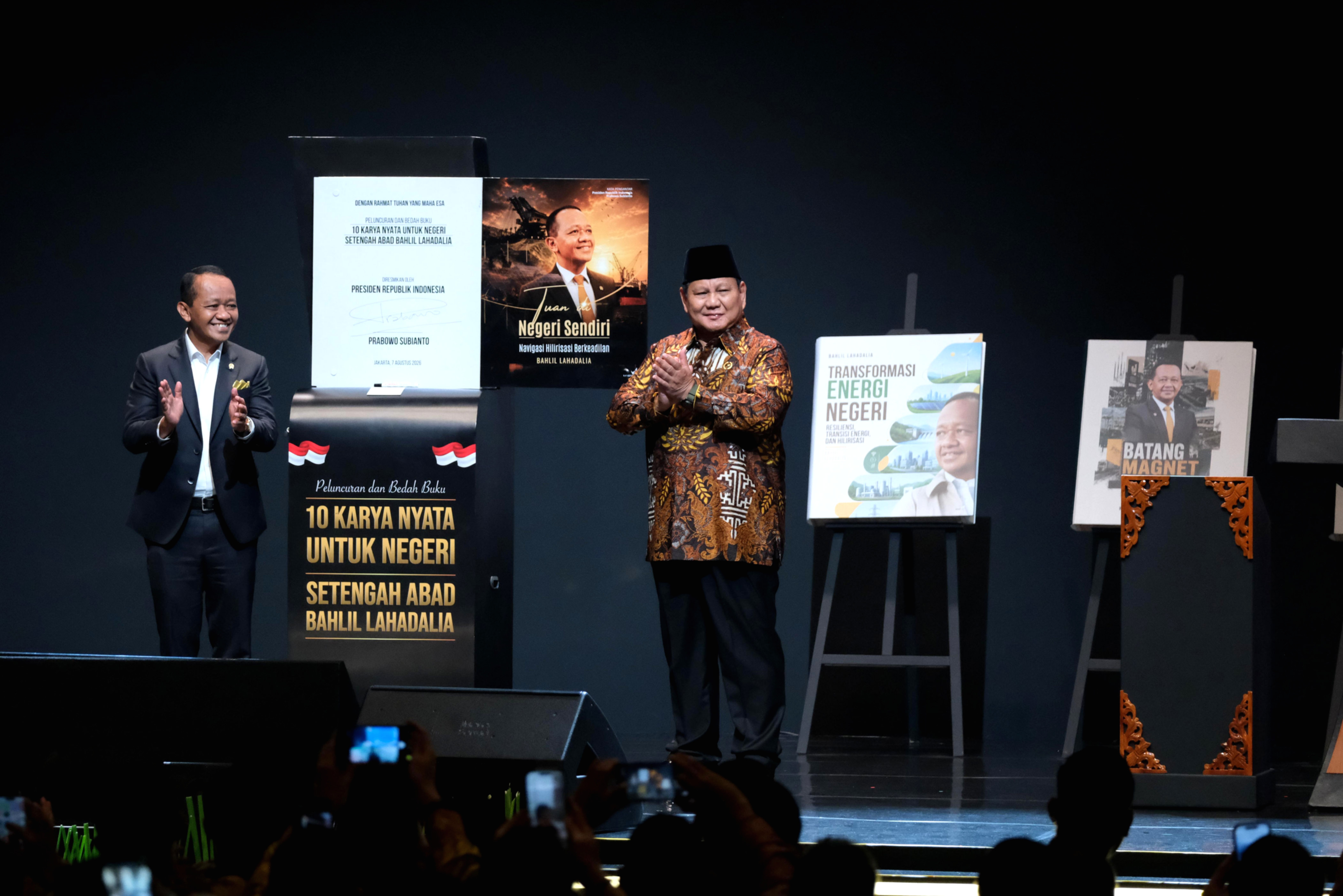 Menteri ESDM Bahlil Lahadalia meluncurkan sepuluh buku mengenai kebijakan ekonomi dan hilirisasi energi di Jakarta.