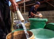 Ilustrasi aktivitas penyedotan air tanah di kawasan perkotaan yang akan diatur melalui regulasi water farming.