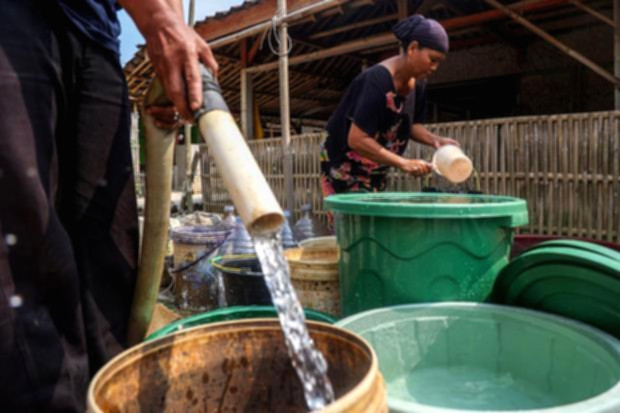 Ilustrasi aktivitas penyedotan air tanah di kawasan perkotaan yang akan diatur melalui regulasi water farming.