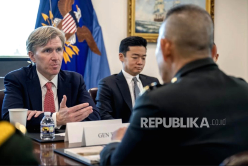 Wakil Menteri Perang AS Elbridge Colby saat melakukan kunjungan diplomatik ke kawasan Asia Tenggara.