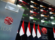 Grafik pergerakan Indeks Harga Saham Gabungan di layar monitor bursa efek