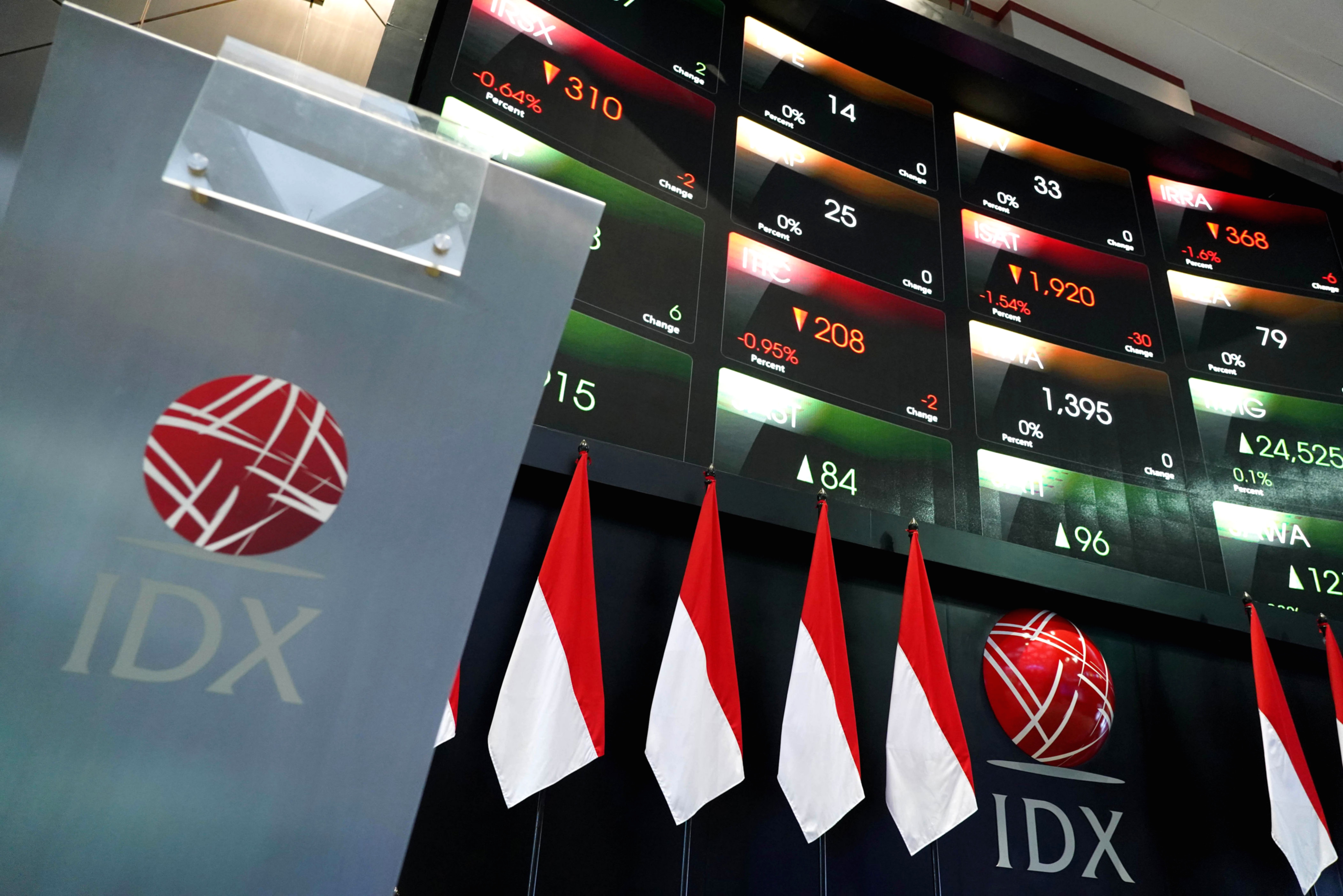 Layar monitor menampilkan grafik pergerakan Indeks Harga Saham Gabungan di Bursa Efek Indonesia