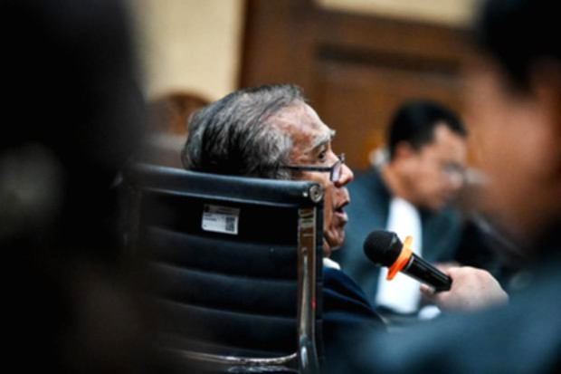 Mantan hakim Mahkamah Konstitusi Maruarar Siahaan saat memberikan keterangan terkait UU BUMN.