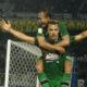 Pelatih Persebaya Bernardo Tavares saat memberikan arahan kepada pemain di lapangan