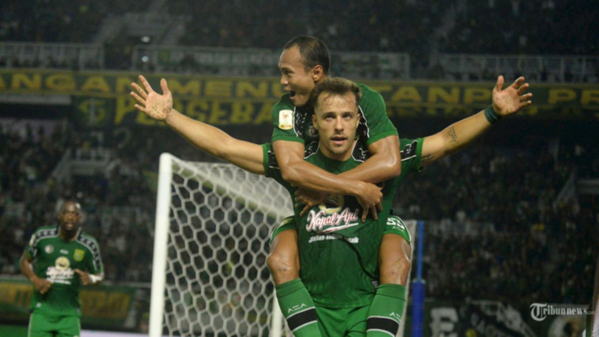 Pelatih Persebaya Bernardo Tavares saat memberikan arahan kepada pemain di lapangan