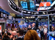 Layar elektronik menampilkan data pergerakan indeks bursa saham Wall Street di New York