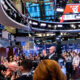Layar elektronik menampilkan data pergerakan indeks bursa saham Wall Street di New York