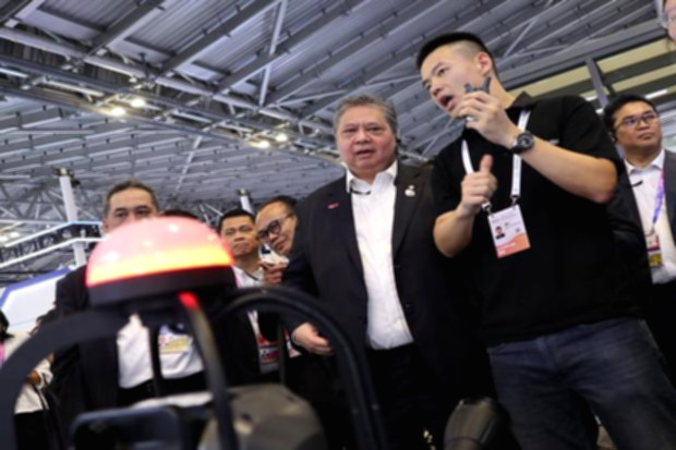 Menteri Koordinator Bidang Perekonomian Airlangga Hartarto memberikan keterangan pers terkait data ketenagakerjaan.