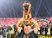 Bernardo Tavares merayakan kemenangan Persebaya Surabaya dalam final Piala Presiden 2026 di Stadion Kapten I Wayan Dipta.