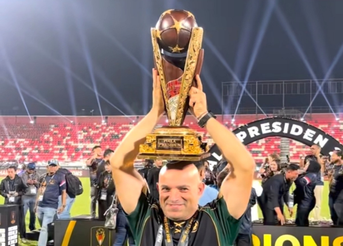 Bernardo Tavares merayakan kemenangan Persebaya Surabaya dalam final Piala Presiden 2026 di Stadion Kapten I Wayan Dipta.