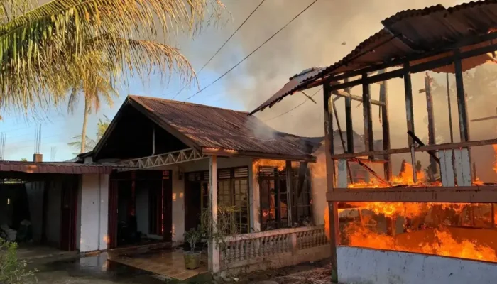 Akses Jalan Sempit, Dua Rumah di Kuranji Padang Ludes Terbakar