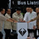 Ilustrasi grafik keuangan dan logo perusahaan Grup Bakrie di Jakarta