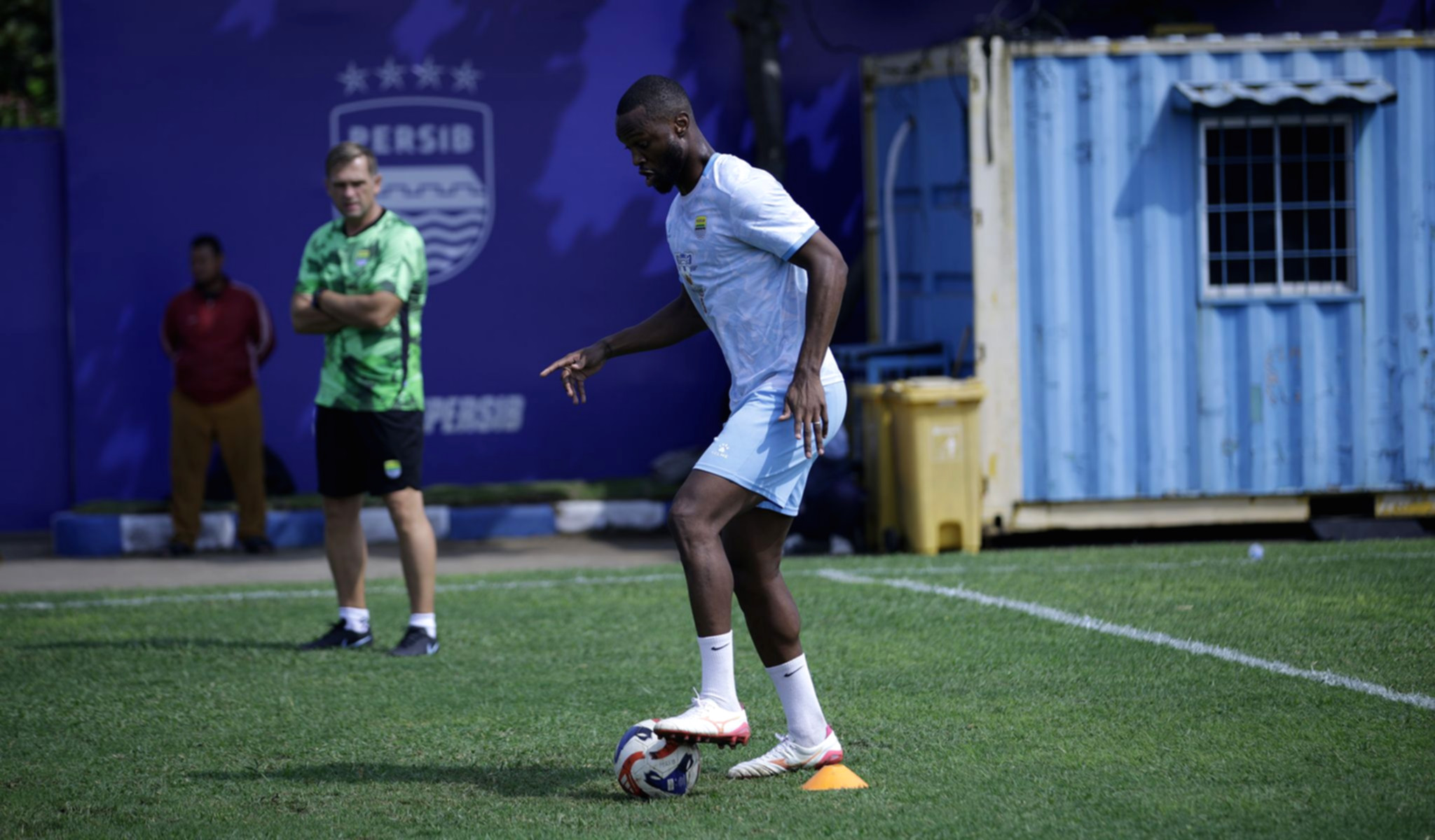 Pelatih Persib Bandung Igor Tolic memberikan arahan taktis kepada para pemainnya di lapangan latihan.