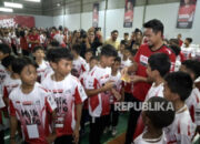 Sebanyak 16 atlet muda berfoto bersama usai meraih Super Tiket pada Audisi Umum PB Djarum 2026 di Makassar.