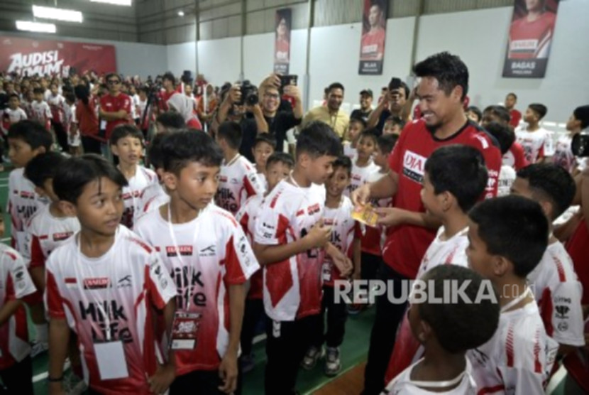 Sebanyak 16 atlet muda berfoto bersama usai meraih Super Tiket pada Audisi Umum PB Djarum 2026 di Makassar.