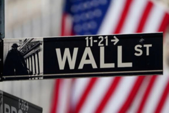Papan layar elektronik yang menampilkan pergerakan indeks saham Wall Street di New York