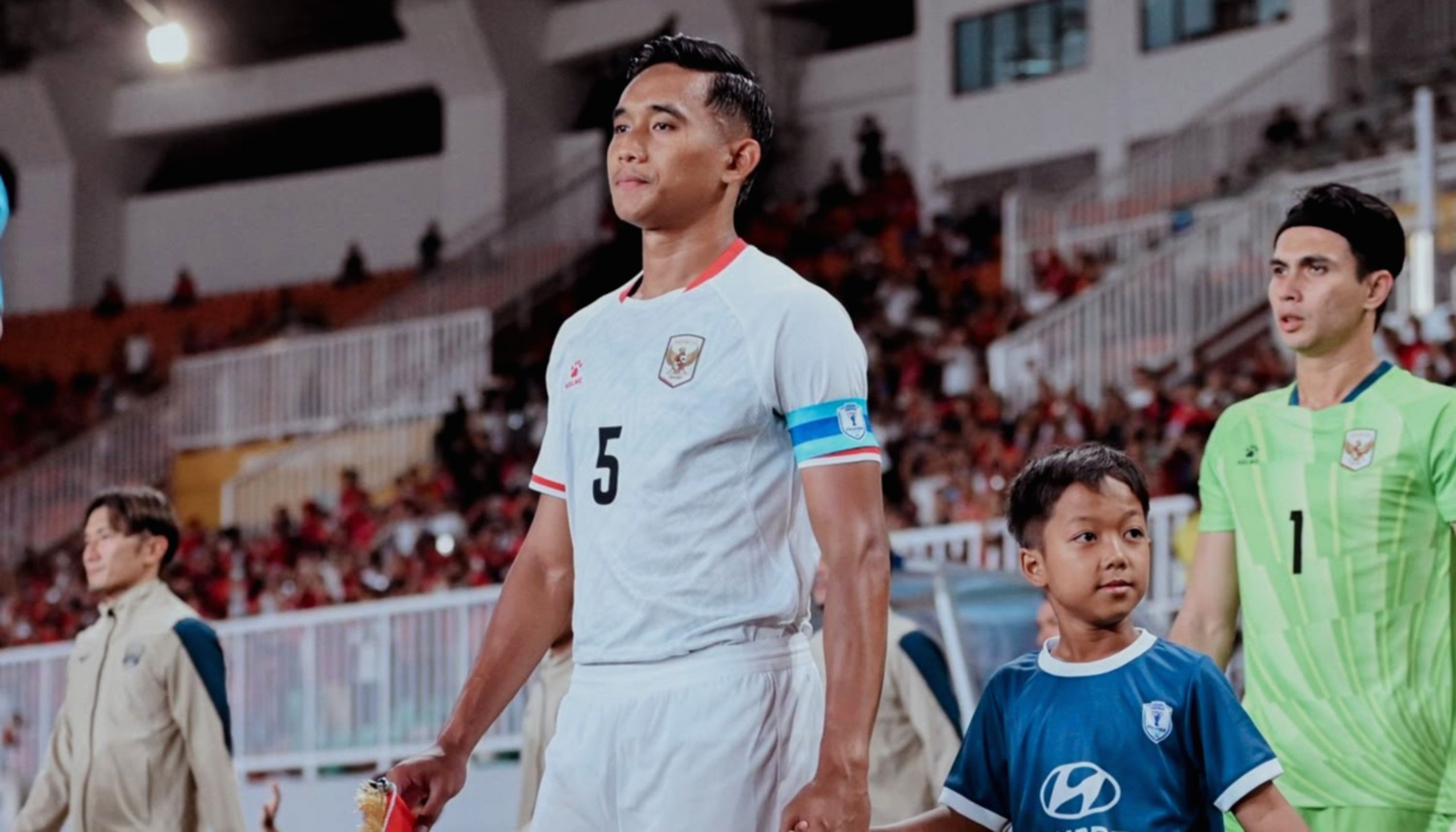 Kapten Timnas Indonesia Rizky Ridho memberikan pernyataan usai laga melawan Singapura di Jalan Besar Stadium.