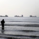 Kapal tanker minyak melintas di perairan Selat Hormuz.