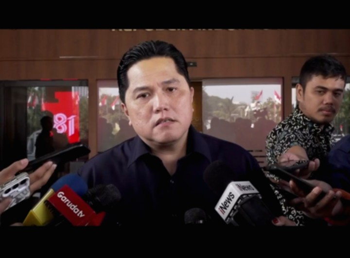 Ketua Umum PSSI Erick Thohir saat memberikan keterangan pers terkait regulasi suporter sepak bola Indonesia.