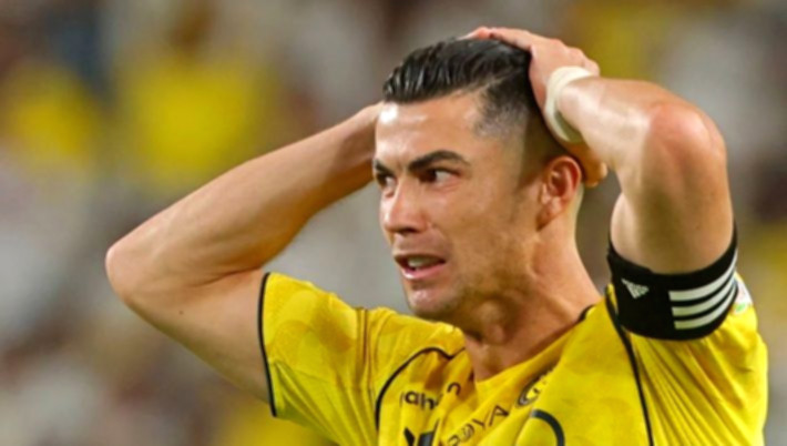 Cristiano Ronaldo menyaksikan pertandingan uji coba pramusim antara Al Nassr melawan Almeria di Lisbon.