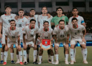 Pemain Timnas Indonesia tampak kecewa usai laga melawan Vietnam di Stadion Pakansari
