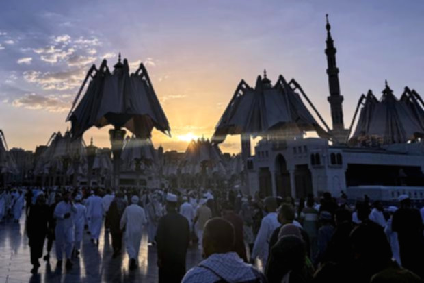 Ilustrasi Bandara Internasional Pangeran Mohammad Bin Abdulaziz di Madinah dengan latar belakang aktivitas penerbangan