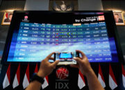 Grafik pergerakan Indeks Harga Saham Gabungan di layar monitor bursa efek