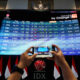 Grafik pergerakan Indeks Harga Saham Gabungan di layar monitor bursa efek