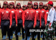 Presiden saat memimpin upacara pengukuhan anggota Paskibraka untuk HUT ke-81 RI di Istana Kepresidenan.