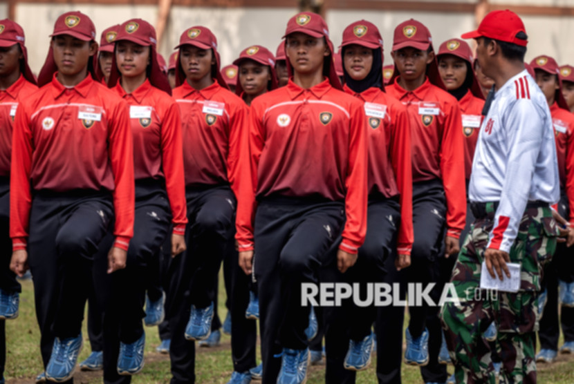 Presiden saat memimpin upacara pengukuhan anggota Paskibraka untuk HUT ke-81 RI di Istana Kepresidenan.