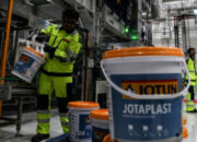 Aktivitas operasional di dalam pabrik manufaktur yang sedang berproduksi